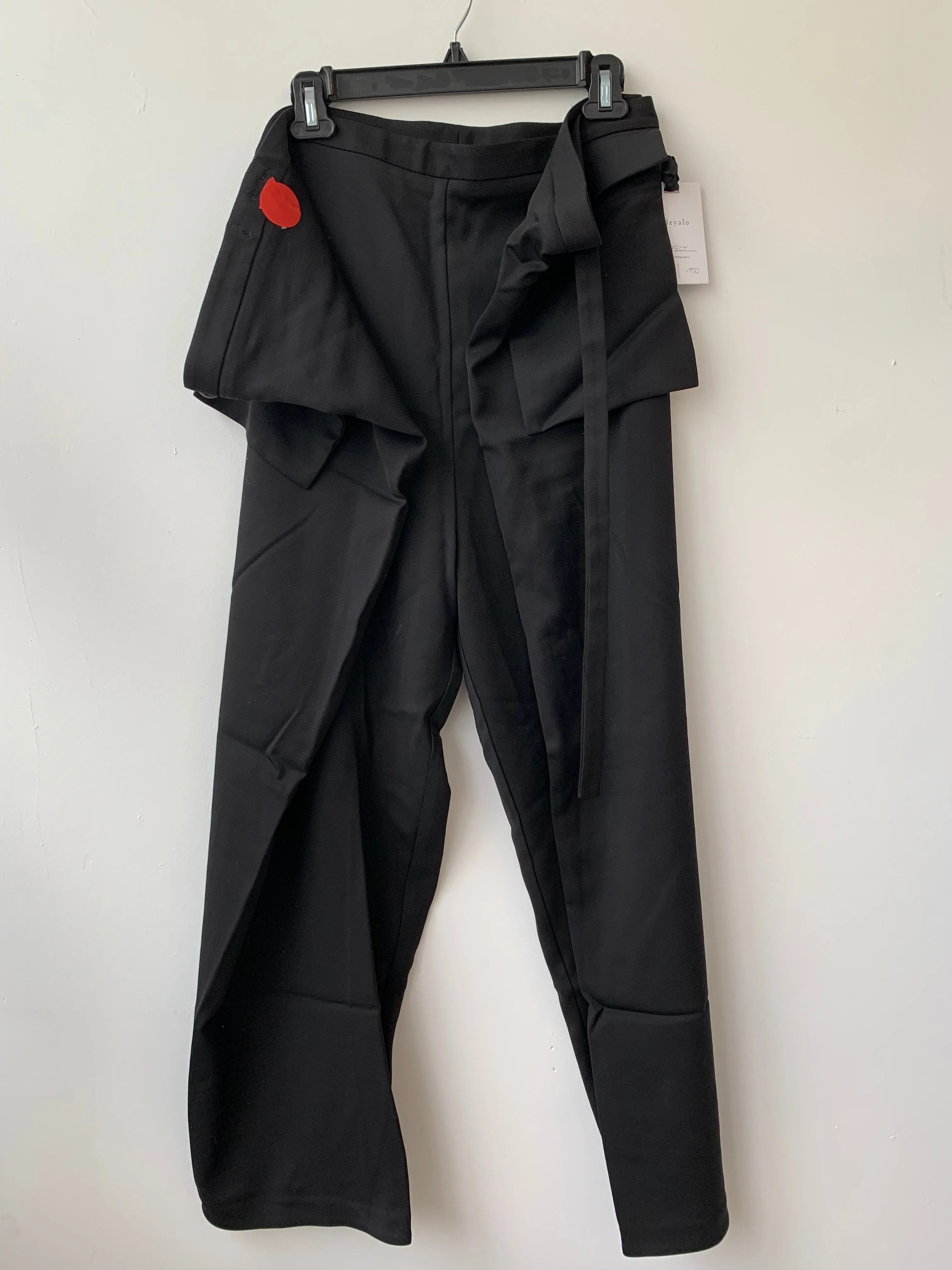 DAX black wool pant-L with button hole defect